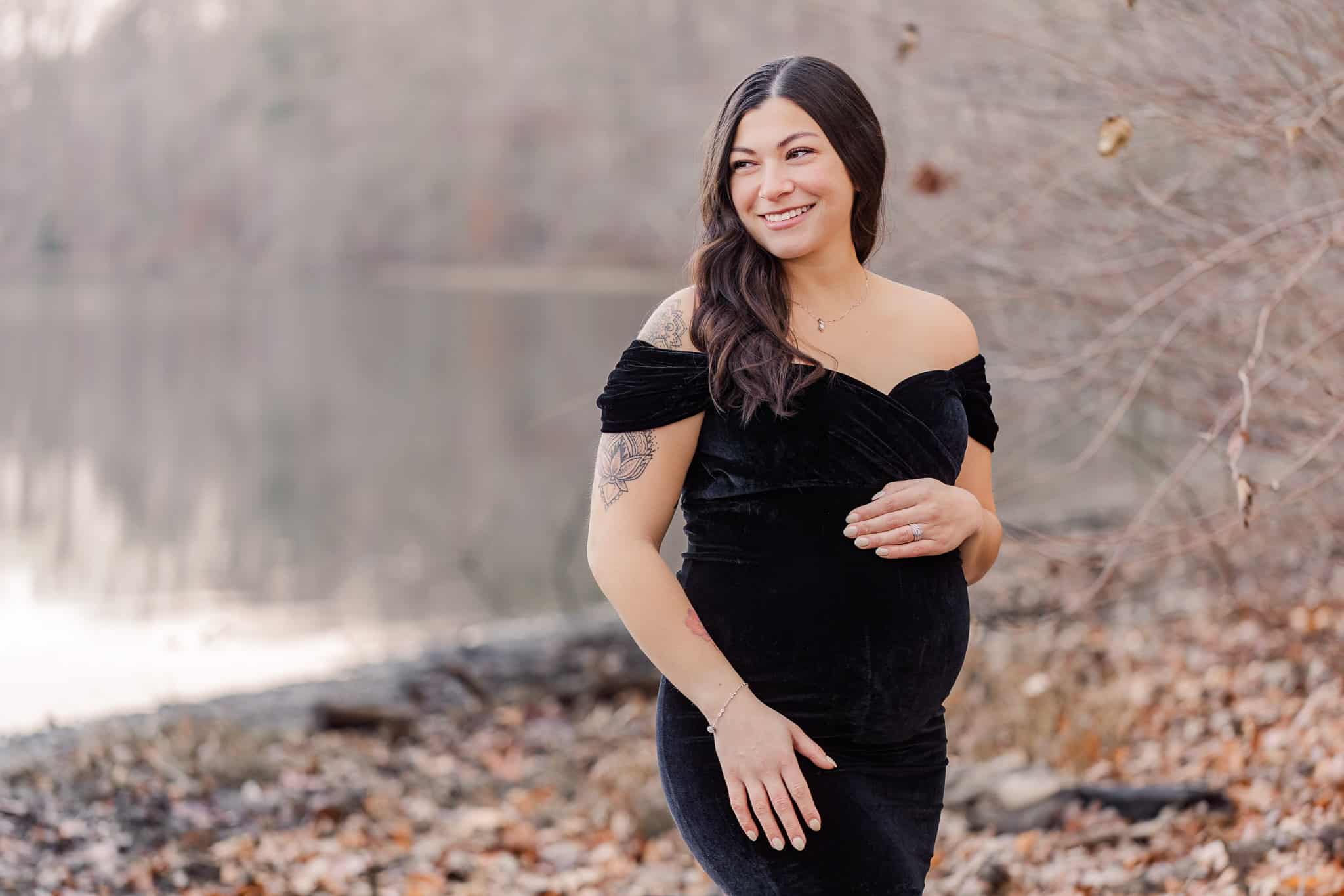 A blog about Mamistad featuring a pregnant woman in a black dress posing in front of Burke Lake.
